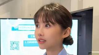 上海女警执勤抓拍意外爆火 眉眼神似邱淑贞引网友热议