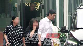 林依轮录音棚收工 白衫黑裤穿搭简约状态佳
