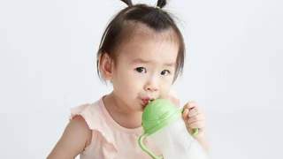 1岁前孩子奶是主食 辅食别错当替代 需保每日600-800ml奶量
