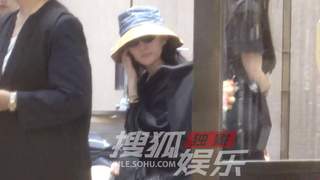 刘亦菲携助理现身商场 休闲造型逛店选首饰