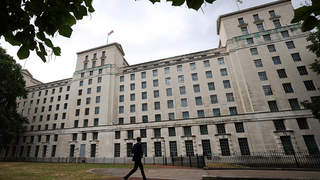 英媒：垃圾站惊现英军高度敏感机密文件，英国防部高层介入调查