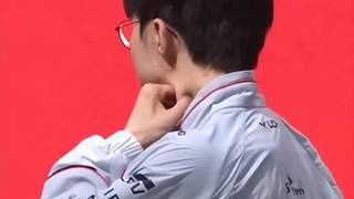 T1被G2淘汰鞠躬道歉，Faker掐自己脖子不愿接受，Peyz光速离场