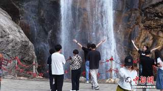 盛夏秦岭绿意葱茏 游人入山享清凉