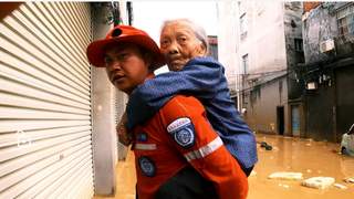 洪灾后民间志愿队千里奔赴灾区 志愿者讲述现场救援经历