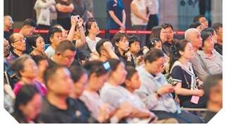 北京超现场演艺破圈 丰台站大屏引群众驻足观看