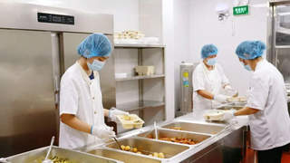 暑运高铁餐饮上新 现炒现做小火锅定制餐花样多
