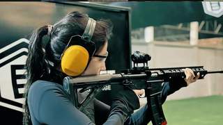 38岁刘亦菲现身泰国射击场 运动装束尽显活力