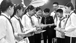 7月27日河南漯河王焯冉烈士母校国防教育课 烈士母亲杨素香与少先队员共绘喀喇昆仑