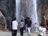 盛夏秦岭绿意葱茏 游人入山享清凉