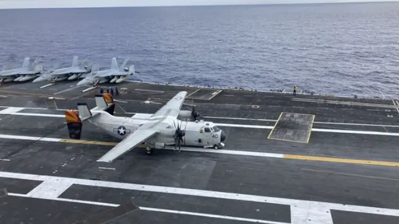C-2A灰狗运输机执行最后一次航母机载交付飞行