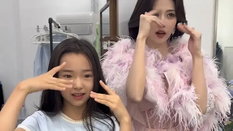 小酒窝参加白鹿十周年演唱会 跟练手势舞互动超萌