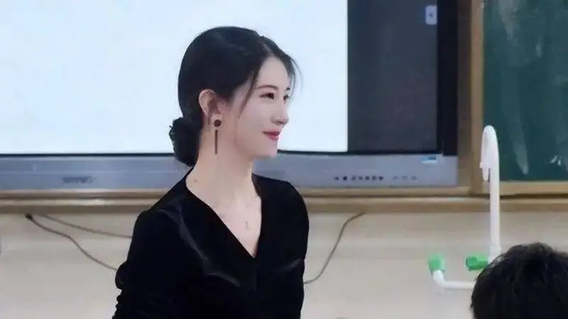 女老师穿“孕妇装”上课被举报,家长:薄如蝉翼,孩子上课都分心