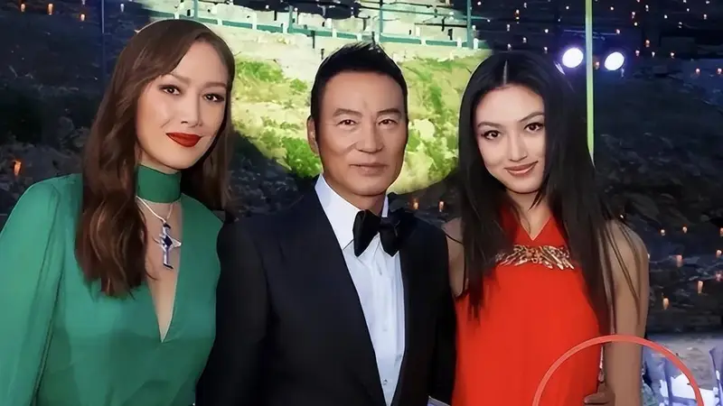 71岁任达华香港素颜逛街像50+，闺女太火辣，胸大腿长有明星范