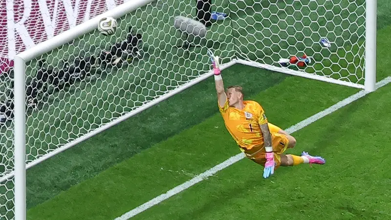 世界杯-恩佐远射偏出 犯规7-11英格兰半场0-0阿根廷
