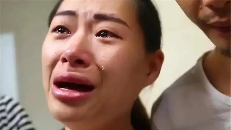 原创喂完娃饭桌上的菜都没了,90后宝妈情绪崩溃,老公:你再去做一些