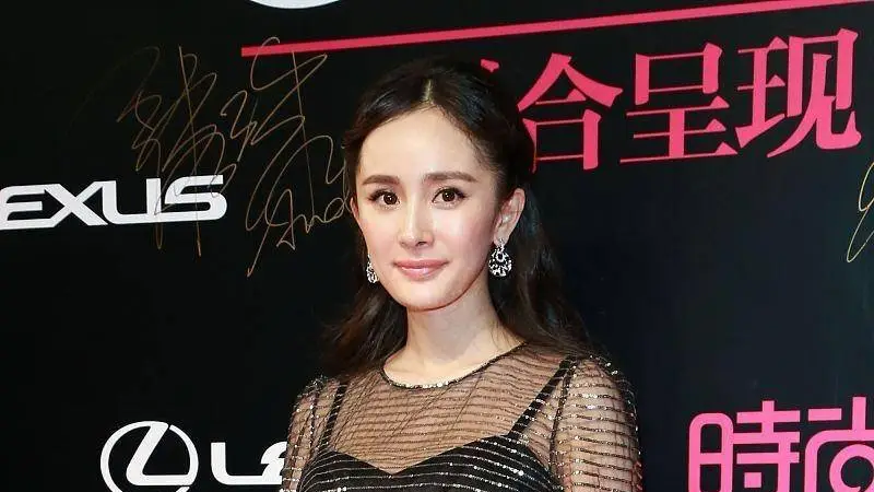 杨幂丝袜大片引爆全网:印字黑丝配红装,渔网豹纹全驾驭,性感高级感并存