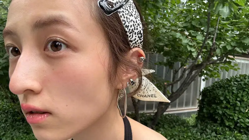 张子枫户外随拍近照曝光 瘦成“纸片人”引热议