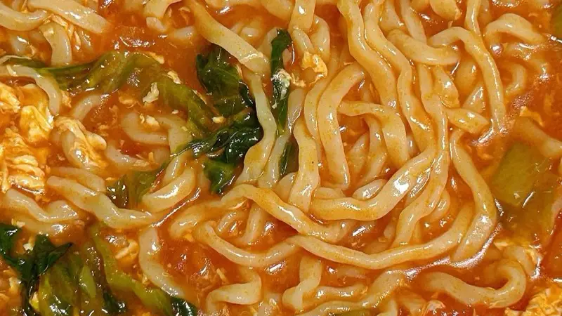 番茄鸡蛋生菜面:一碗红汤暖面,刻进骨子里的治愈