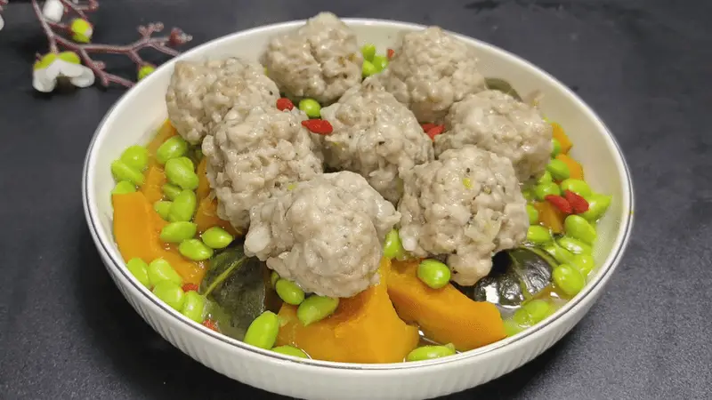 夏日蒸菜新选择!南瓜毛豆肉丸三合一,咸甜交融超美味