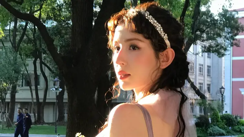 哈妮克孜夏日林间写真释出 淡紫纱裙卷发灵动仙气拉满