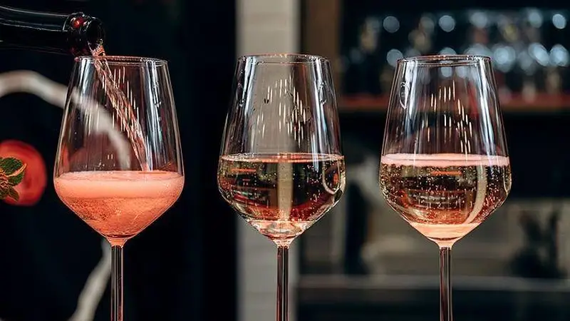 葡萄酒晚宴礼仪速查:别包杯、轻摇杯,这样碰杯敬酒才得体