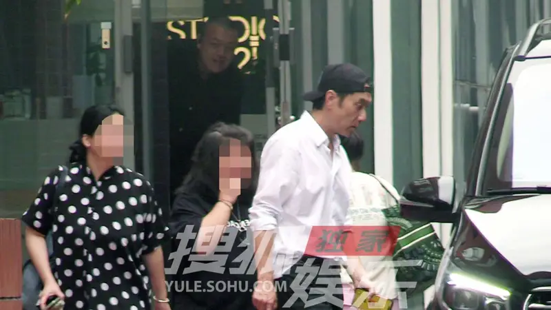 林依轮录音棚收工 白衫黑裤穿搭简约状态佳