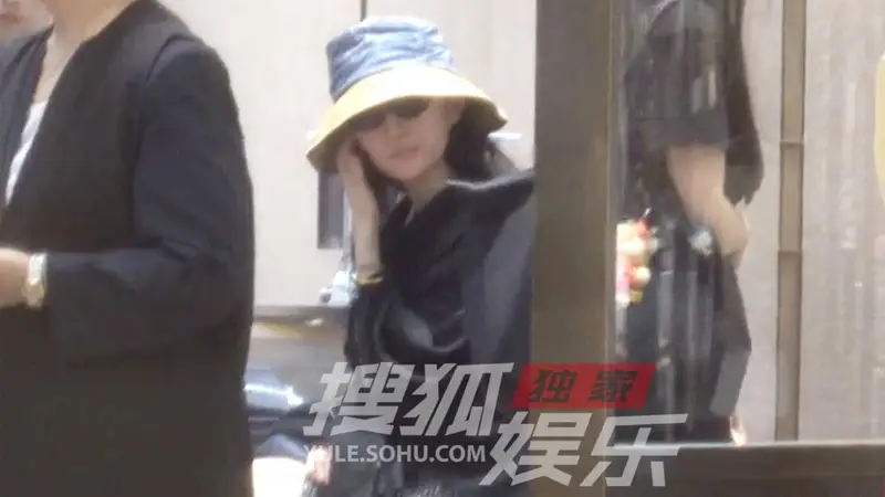 刘亦菲携助理现身商场 休闲造型逛店选首饰