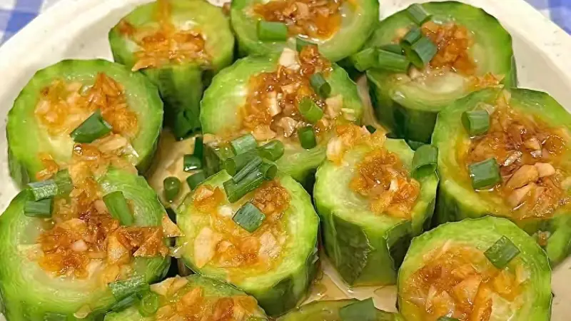 夏天,这菜使劲吃,一润肺,二祛湿热,三通便,上锅一蒸太鲜美了
