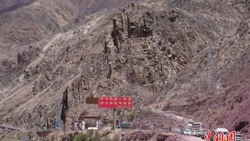 滇藏公路通车50周年：穿越横断山的现代之路
