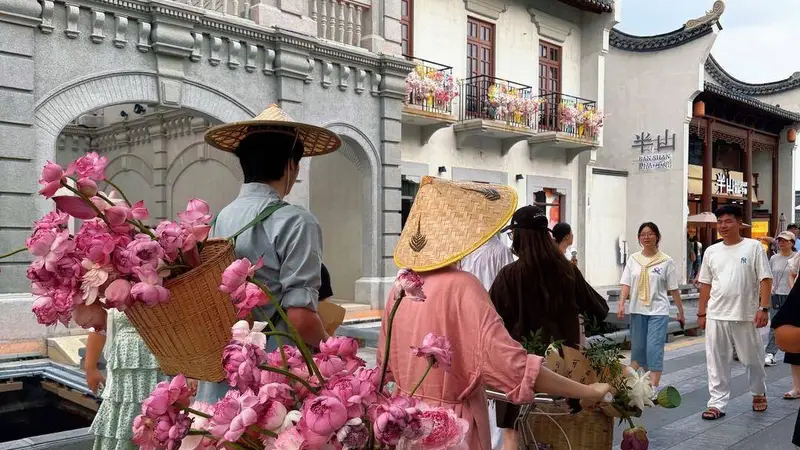解锁江南消夏新玩法,惠山古镇全新荷花主题市集开街