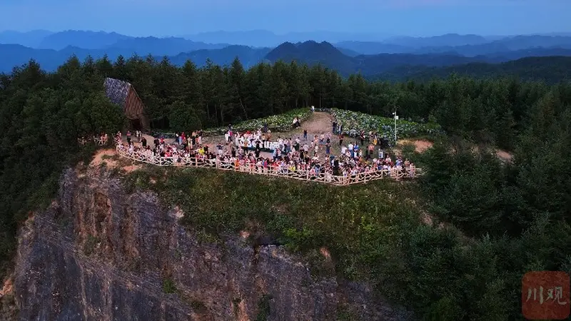 7月23日广元望远山游客清晨登顶 邂逅夏日云海日出