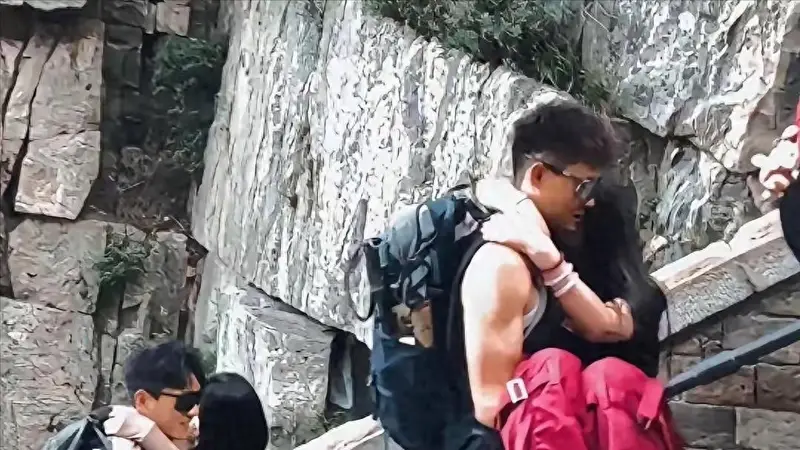 泰山陪爬乱象曝光 肢体接触服务明码标价行业游走灰色地带
