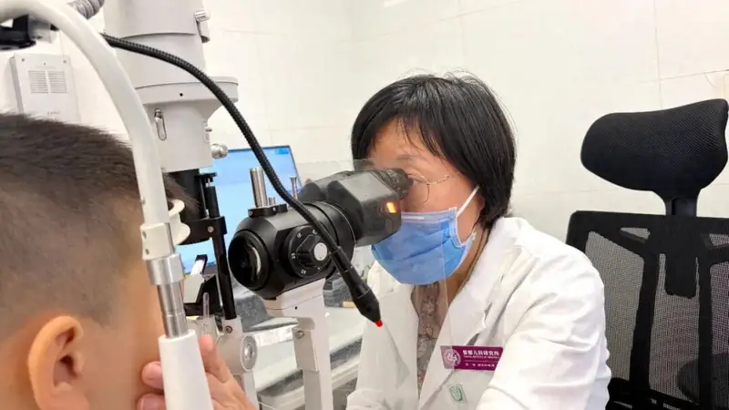暑期眼科门诊量攀升 婴幼儿眼屎多爱流泪未必泪道堵