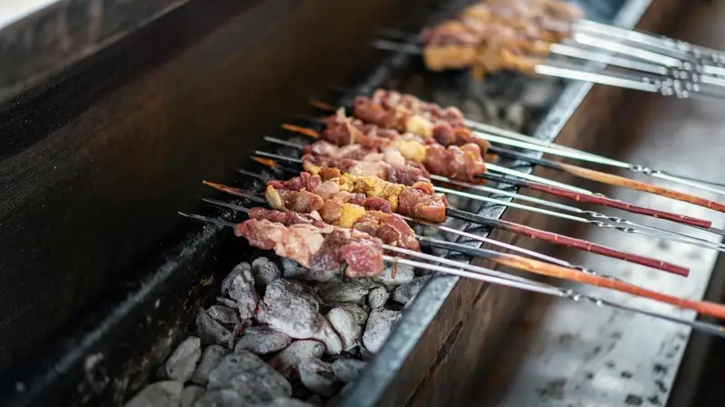8地烧烤人气登顶，西昌火盆淄博小饼各有风味