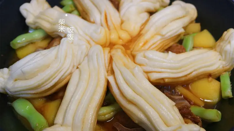 入夏做排骨豆角焖花卷 一锅出有菜有饭还省事
