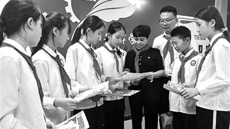 7月27日河南漯河王焯冉烈士母校国防教育课 烈士母亲杨素香与少先队员共绘喀喇昆仑