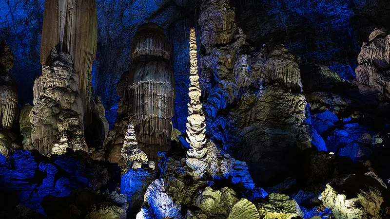 暑期过半室内避暑游火爆 溶洞成旅游新热点