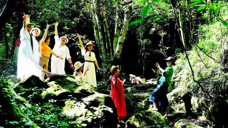 南漳翡翠峡成避暑热地 千名游客进山享清凉秘境