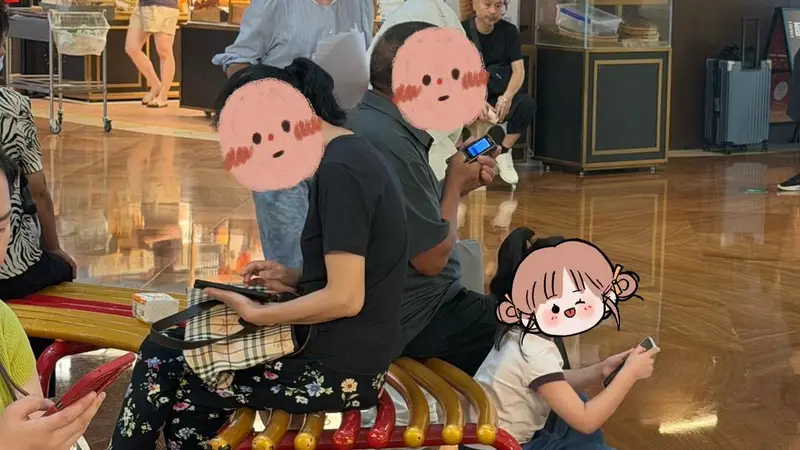 暑假居家电子带娃成常态 家长依赖数码产品存隐忧