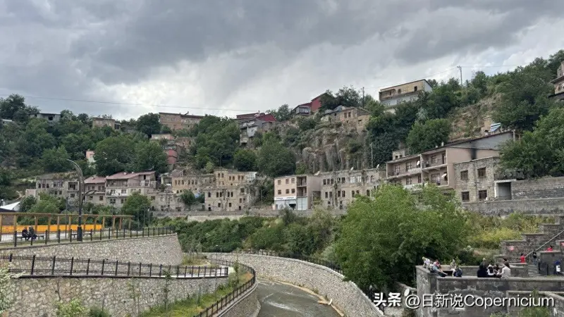 土耳其比特利斯境内现世界第二大冷热并存火山口湖引游人关注