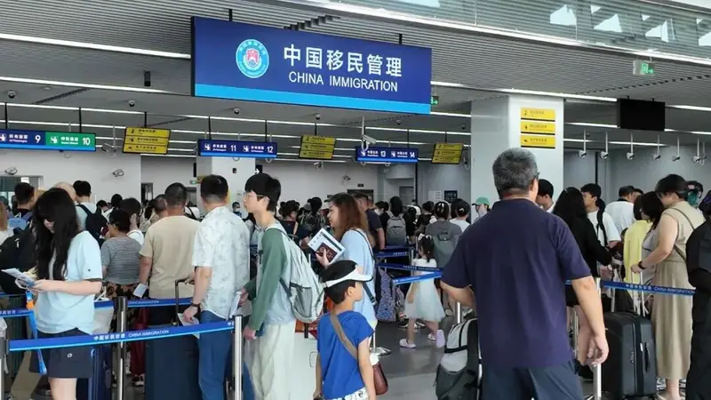 暑期上海跨境游升温 上海边检多措保通关畅行