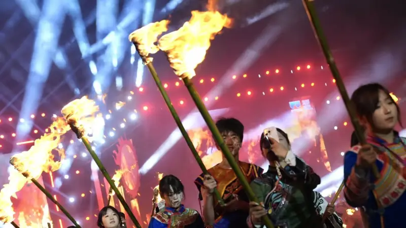 毕节威宁火把节启动 数万民众共赴18℃夏夜乌蒙狂欢