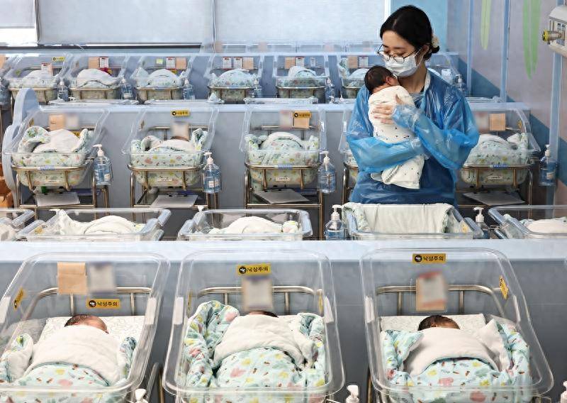 韩国放弃苦劝“丁克族”生孩子，投入280万亿后，效果立竿见影？