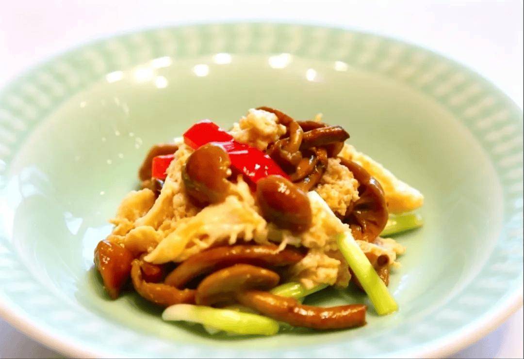 盘锦美味｜虾油双菇：虾油沁菇鲜，素炒见匠心