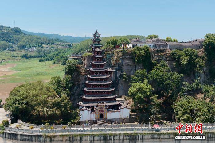 （长江十年行）长江重庆段水位回落 “长江盆景”石宝寨“显真容”