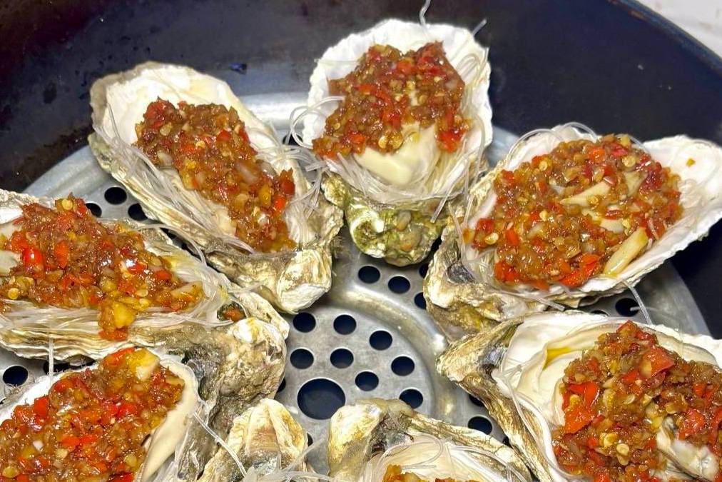这蒜蓉生蚝一上桌，全家都以为是路边摊买的