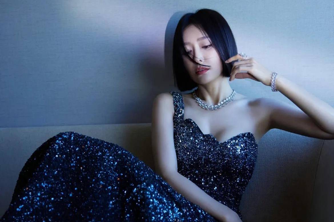 46岁秦岚晒出盛夏最新美照，演绎成熟御姐风韵，不被定义的美