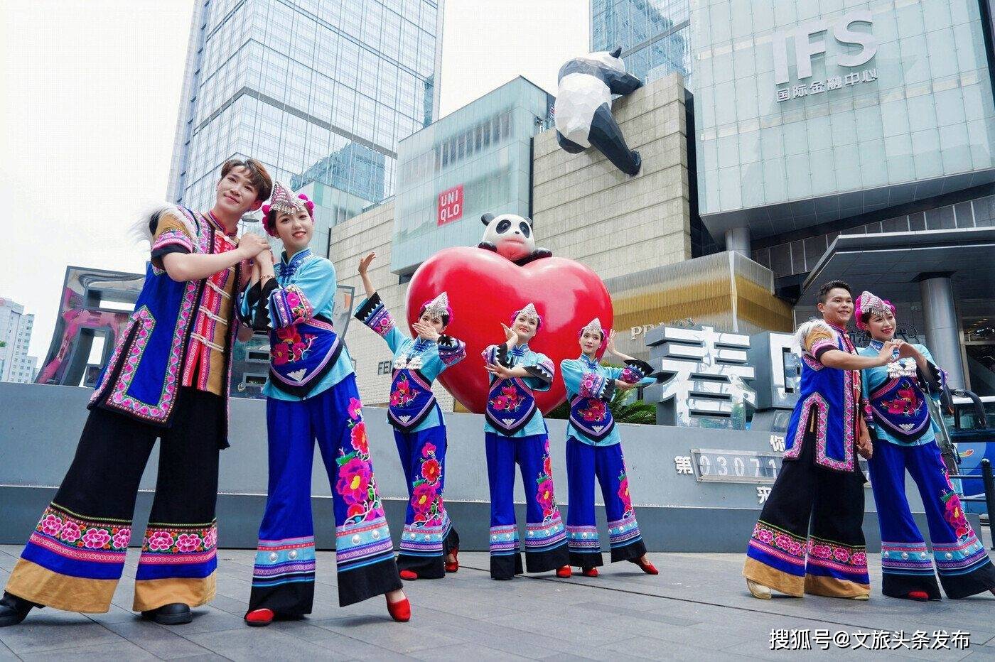 当“火城”遇见蓉城：楚雄文旅快闪点燃成都街头