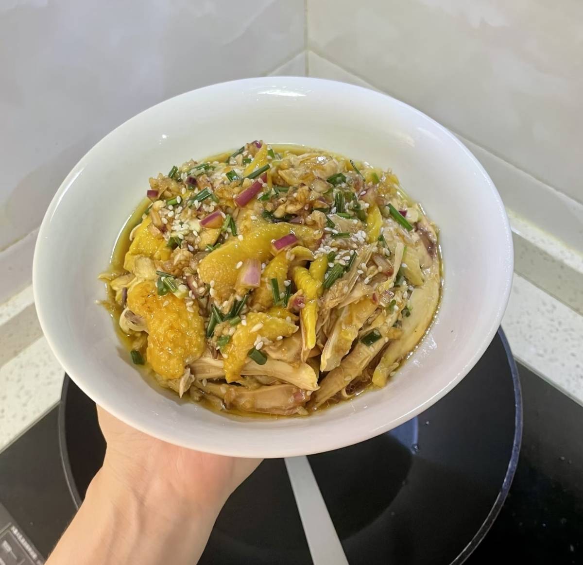 葱香入骨，手撕生香。一盘葱油手撕鸡的家常温柔