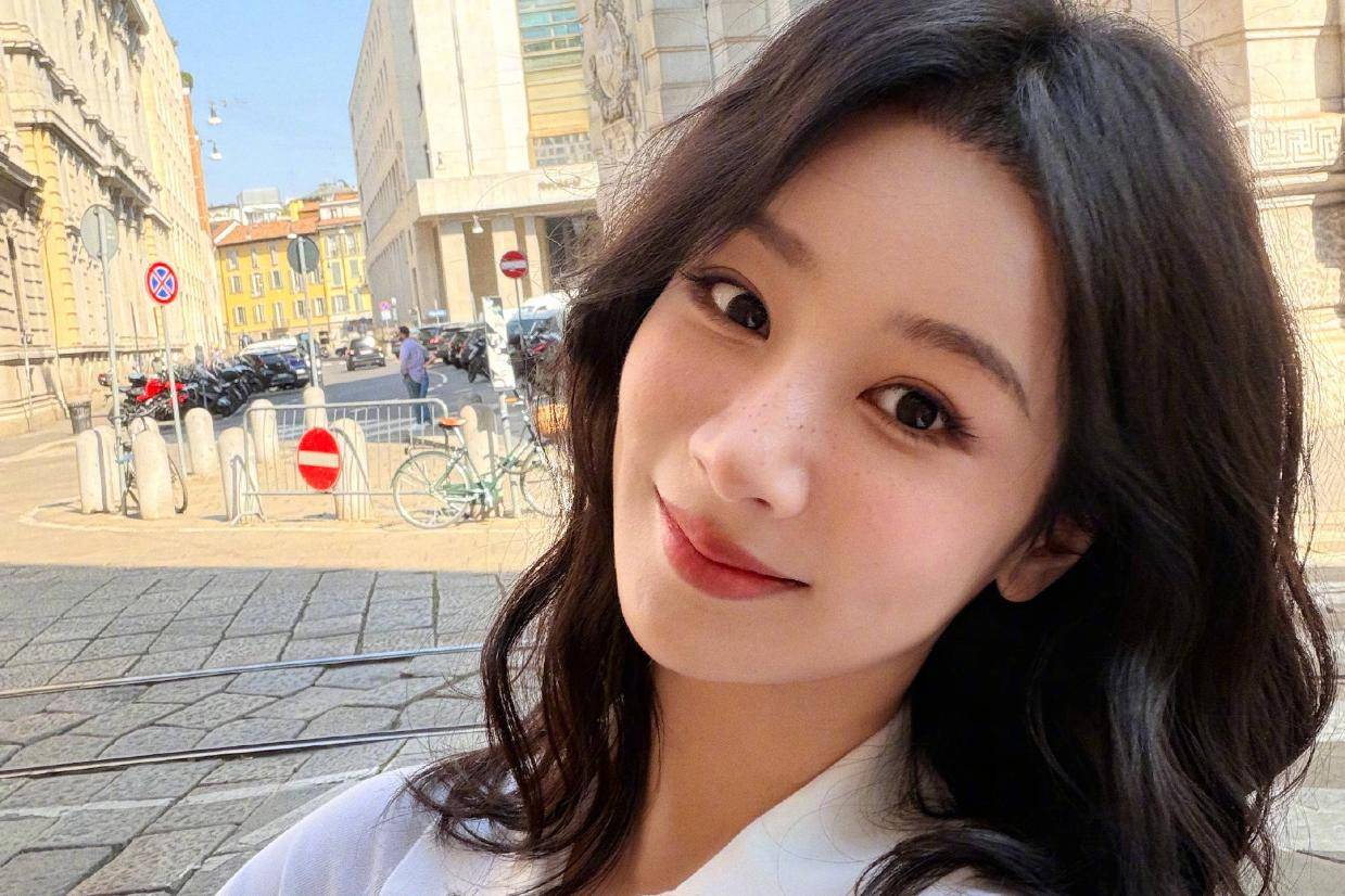 杨紫晒米兰街头自拍照 化身雀斑少女活泼又可爱